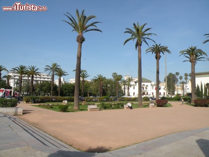 Una immagine di una piazza moderna a Casablanca, la città più grande di tutto il Marocco - Casablanca è una classica escursione compiuta dal Mazagan Beach & Golf Resort: arrivando in città, il traffico intenso, le strade a doppia corsia e le moderne costruzioni sono in completa dissonanza con alcune misere abitazioni poste agli angoli delle strade. Le ampie e luminose piazze delimitate da alte palme che si aprono ai lati delle moderne corsie dei tram elettrici ci raccontano una città con uno scarso patrimonio storico ed artistico che sta percorrendo velocemente la strada verso la modernità e forse rincorrendo un idea di evoluzione che non include la valorizzazione della propria identità araba