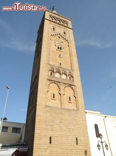 Immagine Casablanca, il minerato della Moschea Hassan II - La Moschea ed i suoi colori riflettono la luce opaca del cielo di Casablanca, dal quale emergono i bordi del minareto, il più alto al mondo con i suoi 210 metri di altezza. Quest’ultimo, a strapiombo sull’oceano, svolge per il porto di Casablanca la funzione di faro.
