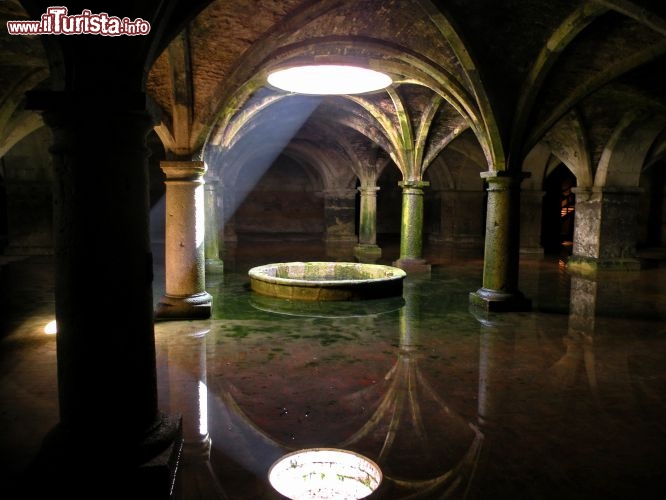 La Cisterna Manuelina di El Jadida - La dominazione portoghese ha lasciato forti tracce ed ha permesso a questa fortezza, rimasta intatta nella sua bellezza ed autenticità, di essere dichiarata nel 2004 patrimonio naturale dell’Unesco. Dopo aver oltrepassato il corridoio che all’inizio del secolo scorso ospitava le botteghe dei mercanti si scende attraverso una piccola scala di legno giungendo all’interno di una ampia stanza dove la luce e i suoi riflessi colorati sull’acqua si mescolano. L’architettura utilizzata per la sua realizzazione ricalca lo stile gotico. Il pozzo di luce ed acqua presente al centro della stanza riflette un suggestivo riverbero sulla fila di colonne che sostengono le volte del soffitto dando vita a bagliori ed ombre che confondono il visitatore e lo fanno interrogare sulla veridicità di quello che sta osservando.