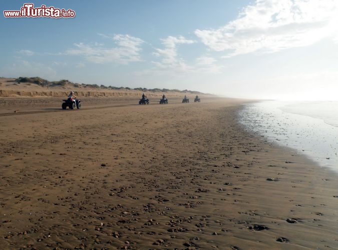 Escursione sui quad del Resort Mazagan - la spiaggia di El Jadida diventa palcoscenico di emozionanti passeggiate all’ora del tramonto e avventurose escursioni in quad o mountain bike. Per tutti coloro che hanno voglia di una vacanza attiva vengono proposte attività sportive sulla spiaggia: tennis praticabile su campi di terra rossa, calcio e paint ball all’interno della foresta di eucalipti.