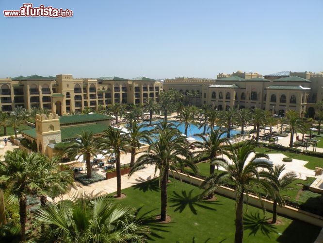 La vista d'insieme del Mazagan Beach Golf Resort a El Jadida -  Il nome del complesso turistico deriva dall'antica città porteghese di Mazagan, che dominò questo tratto di costa atlantica dall'inzio del '500 fino al 1769 quando fu conquistata da Maometto III del Marocco. 
Il Resort è stato progettato ed interamente realizzato seguendo fedelmente lo stile arabo delle vecchie città imperiali. Dai grandi portoni che delimitano la struttura ai più piccoli mosaici presenti nei pavimenti tutto è stato sapientemente creato dagli artigiani di Fés, città lontana dalle consuete rotte turistiche collocata nel nord est del Marocco, conosciuta proprio per l'abile maestria con la quale viene lavorato il legno ed il ferro. L'intera realizzazione ricalca fedelmente lo stile Riad. Tutti gli ambienti hanno al centro fonti d’acqua e imponenti composizioni di fiori a ricordare l'eleganza e l'attenzione per i dettagli tipica di questo popolo. 