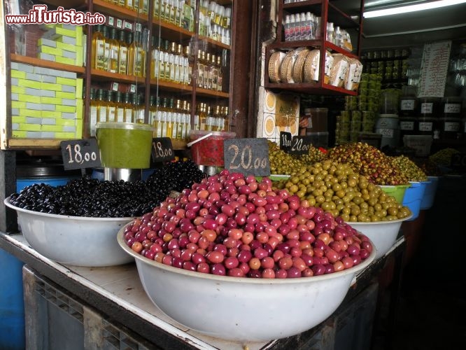Immagine Il Mercato di Casablanca, Marocco - A circa 90 km dal Mazagan Beach & Golf Resort sorge l’importante città di Casablanca. Con il porto più importate del Marocco ed i suoi 4 milioni di abitanti, questa innovativa metropoli è il centro nevralgico dell’economia del Paese di cui viene considerata la capitale economica. Da non perdere la medina con il mercato tradizionale