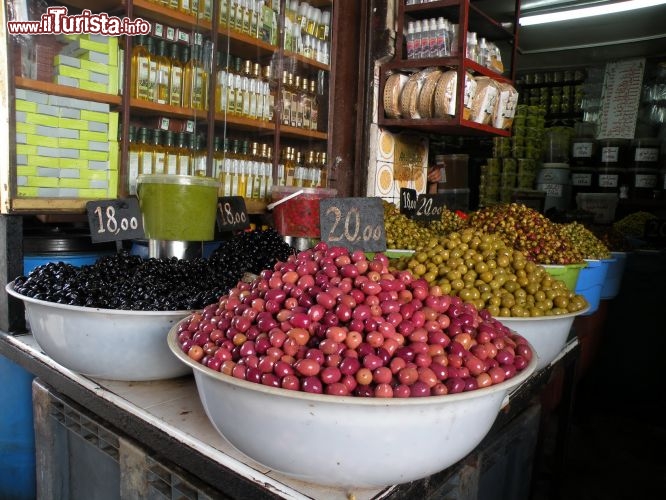 Il Mercato di Casablanca, Marocco - A circa 90 km dal Mazagan Beach & Golf Resort sorge l’importante città di Casablanca. Con il porto più importate del Marocco ed i suoi 4 milioni di abitanti, questa innovativa metropoli è il centro nevralgico dell’economia del Paese di cui viene considerata la capitale economica. Da non perdere la medina con il mercato tradizionale