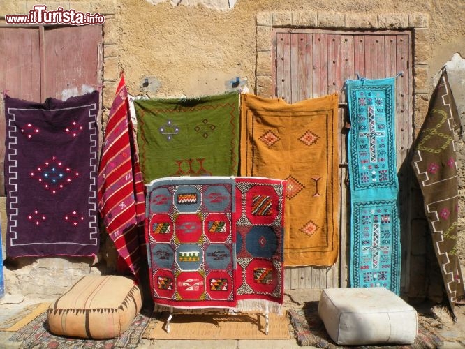 Il souk di El Jadida, Marocco - Sulla strada principale di ingresso alla Medina, tra piccoli negozi di artigiani che espongono borse in pelle e tappeti dai colori vivaci, troviamo l’accesso per l’antica cisterna. Edificata nel 1514 dai portoghesi ed utilizzata dapprima come deposito di munizioni e solo successivamente come deposito di acqua, venne casualmente scoperta nel 1916, quando uno dei mercanti proprietario di una piccola bottega adiacente alle mura della cisterna decise di ingrandire il suo negozio. Quando iniziarono i lavori l’acqua contenuta fino a quel momento dalla cisterna fuoriuscì allagando la strada principale di El Jadida.