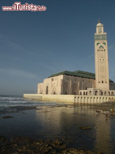Moschea Hassan II a Casablanca, Marocco - Tra i luoghi assolutamente da visitare a Casablanca vi è l’imponente Moschea di Hassan II, terza al mondo per dimensioni, dopo la Moschea della Mecca e di Medina. L’edificio religioso venne ultimato nel 1993 su progetto dell’architetto francese Michel Pinseau per celebrare il sessantesimo compleanno del Re Hassan II. 