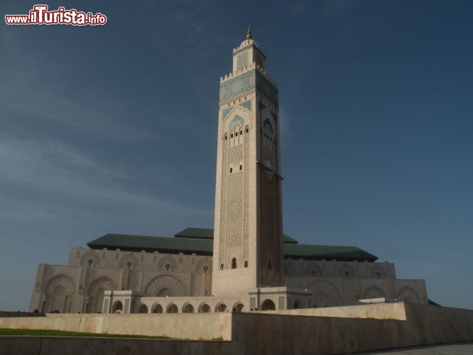 La terza moschea del mondo, Hassan II a Casablanca - Percorrendo l’ampia piazza per raggiungere l’ingresso della Moschea in direzione del mare si è accarezzati da una forte brezza che trasporta i profumi dell’Oceano.
Durante l’ora della preghiera i turisti non possono entrare nella Moschea e si assiste al lento avvicinamento all’ingresso del luogo sacro di piccoli gruppi di donne completamente coperte con veli colorati. Visitando questo luogo si percepisce fortemente il senso di sacralità e coerenza con il quale viene vissuta in Marocco la fede in questa religione.
Percorrendo il lungomare di Casablanca, che ha inizio proprio a ridosso della Moschea, si ha la sensazione che questa città stia correndo lontano da se stessa e che l’economia che ne detta i ritmi stia stravolgendo la sua identità. 