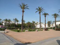 Una immagine di una piazza moderna a Casablanca, ...