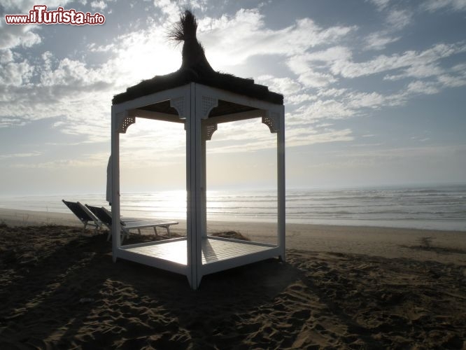 Tramonto sulla spiaggia del Resort Magazan - Ci troviamo ad ovest di  di El Jadida, sulle coste atlantiche del Marocco. Per la sua estensione e la sua morfologia è pressoché impossibile definire unicamente il clima di questo Paese. Si passa dal clima mediterraneo che caratterizza il settentrione, con inverni miti ed estati aride, al clima continentale contraddistinto da forti escursioni termiche, freddi inverni e bollenti estati della parte meridionale. La temperatura delle acque mediterranee che bagnano il Marocco si aggira attorno ai 23 °C medi annui mentre quella delle acque oceaniche è leggermente più fredda e si attesta sui 21 °C.

