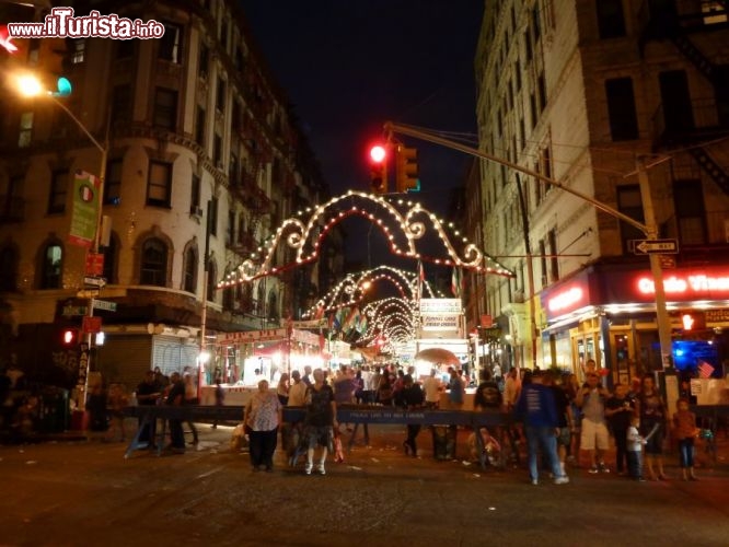 Immagine Little Italy di sera per la Festa di San Gennaro (19 settembre)