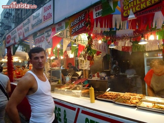 Immagine Italo americano tra le bancarelle di Little Italy, Manhattan