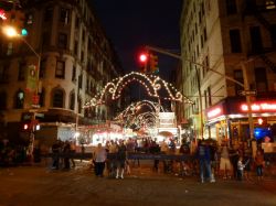 Little Italy di sera per la Festa di San Gennaro ...