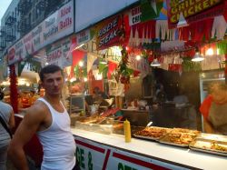 Italo americano tra le bancarelle di Little Italy, ...