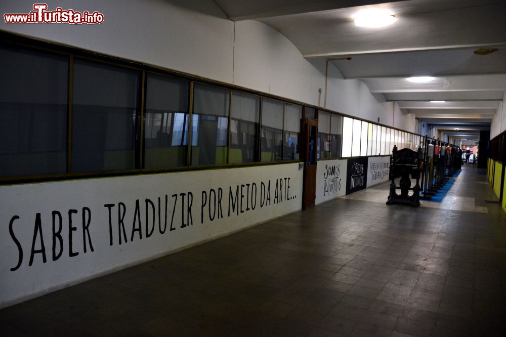 Immagine Corridoio dell'edificio dell'LX Factory dove si trovano gli uffici degli studi e delle startup dei giovani creativi di Lisbona.