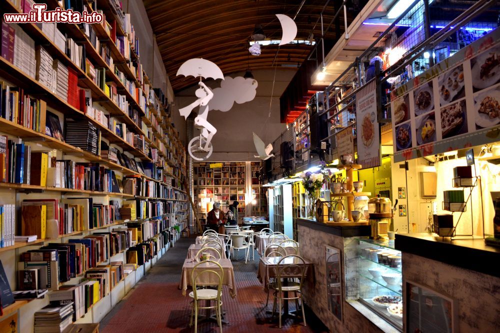 Immagine L'interno della famosa libreria Ler Devagar di Lisbona. Qui si trova anche una caffetteria ricavata sotto la vecchia macchina tipografica dello stabilimento industriale.