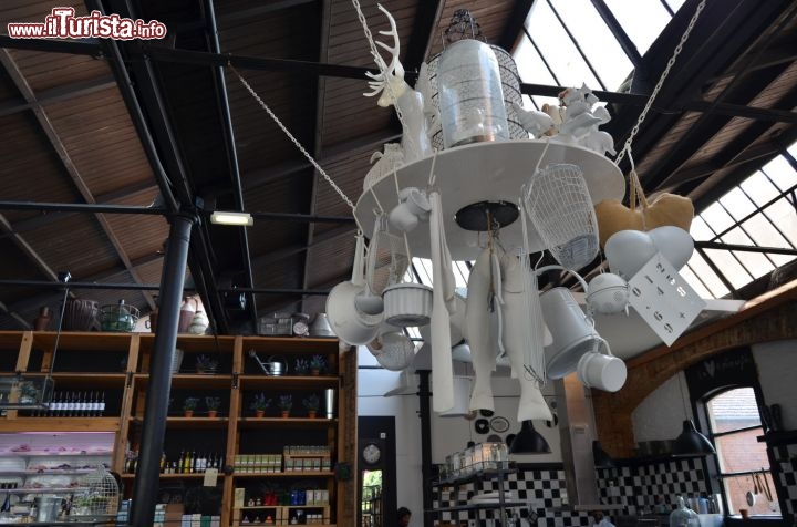 Immagine Particolare della Cantina LX a Lisbona - Questo ristorante alternativo si trova nel quartiere di Alcantara, sulla riva destra del Tago (Tejo), il fiume della capitale del Portogallo. Si trova all'interno del quartiere industriale riqualificato di LX Factory