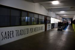 Corridoio dell'edificio dell'LX Factory dove si trovano gli uffici degli studi e delle startup dei giovani creativi di Lisbona.