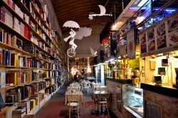 L'interno della famosa libreria Ler Devagar di Lisbona. Qui si trova anche una caffetteria ricavata sotto la vecchia macchina tipografica dello stabilimento industriale.