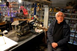 Il signor Pietro Proserpio, italiano residente a Lisbona, è un inventore di giochi elettromeccanici che espone all'interno della libreria Ler Devagar dell'LX Factory.