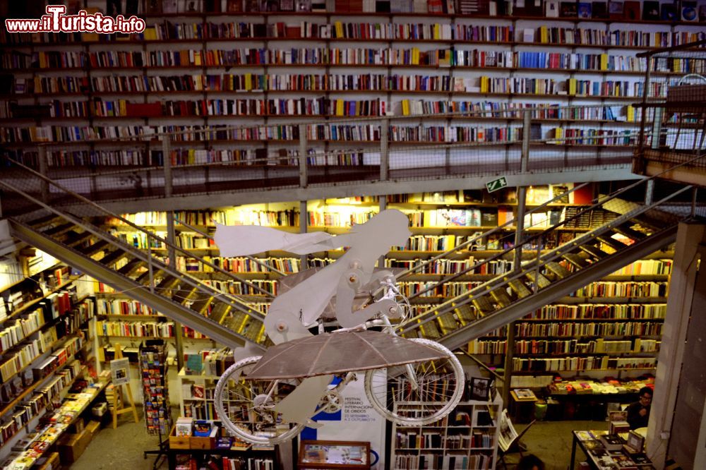 Immagine La famosa ragazza in bicicletta della libreria Ler Devagar, nell'LX Factory di Lisbona, considerata una delle dieci librerie più belle del mondo.