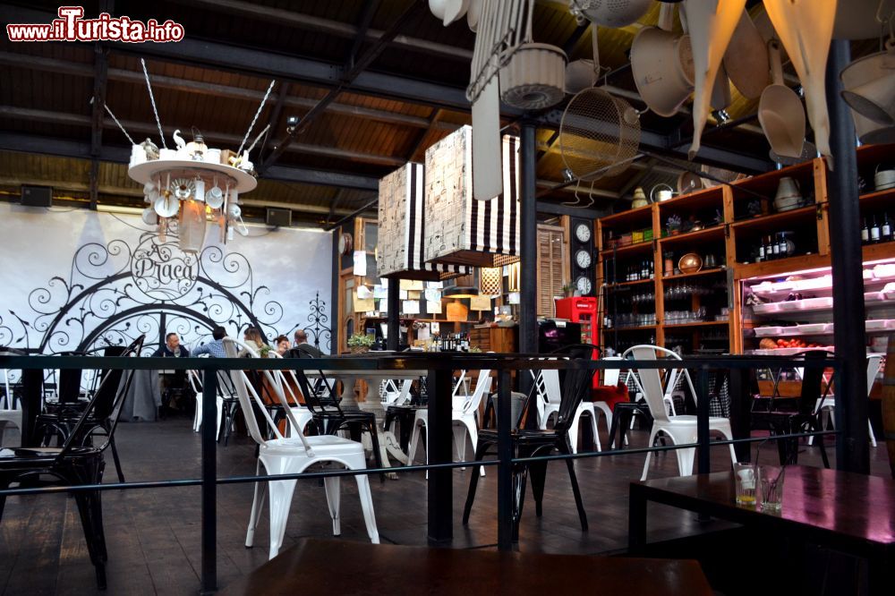 Immagine Il caffè-ristorante "A Praça" nell'LX Factory del quartiere Alcântara di Lisbona.