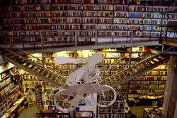 La famosa ragazza in bicicletta della libreria Ler Devagar, nell'LX Factory di Lisbona, considerata una delle dieci librerie più belle del mondo.