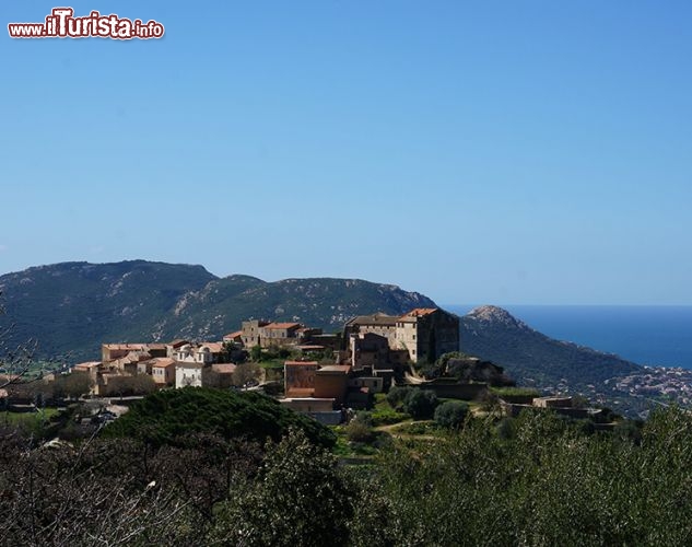 Pigna, regione Corsica:
Un incantevole villaggio di artisti e artigiani, considerato tra i più belli di tutta la Corsica, che ha saputo sottrarsi all’abbandono di molte borgate dell’entroterra valorizzando la propria identità. La svolta c’è stata nel 1964, quando due ceramisti, un scultore e un musicista sono arrivati qui e hanno scelto Pigna come “atelier”, trasformando l’antica canonica in alloggio per gli artigiani. Il villaggio è rinato: le case sono state restaurate, le persiane sono state ridipinte di blu e il centro si è animato di racconti, chiacchiere e musica. Una cinquantina d’anni dopo è nato il festival Estivoce, che nel mese di luglio celebra i mestieri e la tradizione musicale della Corsica - © www.france2.fr 