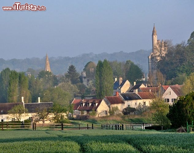 Septmonts, regione Piccardia:
Ecco un borgo francese che ha qualcosa in comune con la nostra Roma: anche Septmonts, a quanto pare, sarebbe nato in un tempo lontano su sette colli, come testimonia il suo nome. Il villaggio è però inconfondibile per la sua fortezza del XIV secolo, residuo dell’antico castello in cui risiedevano i vescovi di Soissons, cittadina situata a qualche chilometro di distanza. I visitatori possono accedere alla cima della torre, alta 43 metri, e godere di un panorama lussureggiante. Ai piedi della fortezza c’è l’arboreto, con alcuni sentieri, un giardino di meli e uno di piante aromatiche. Su una pietra del castello lo scrittore Victor Hugo, di passaggio a Septmonts, ha inciso in proprio nome e quello dell’amata Juliette Drouet… divertitevi a cercarli! - © www.france2.fr