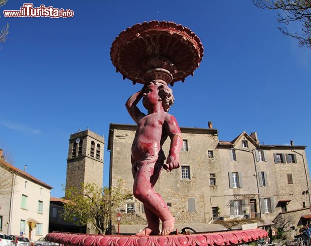 Antraigues-Sur-Volane, regione Rodano-Alpi:
Non ci si aspetta di trovare una galleria d’arte tra le montagne, ma è quello che accade a Antraigues-Sur-Volane, piccolo villaggio adagiato tra le montagne delle Cevenne. Abbarbicato su uno sperone di roccia basaltica, fatto di case di granito e pietre vulcaniche coi tetti in mattoni rossi, negli anni Novanta è stato protagonista di un progetto artistico che ha coinvolto tutti i cittadini. Su iniziativa di Jean Saussac, pittore e vecchio sindaco del posto, numerosi artisti si sono riuniti e hanno installato in città delle sculture, tra cui le teste scolpite sulle pareti delle case. Ma vi incanteranno anche la chiesa e la sua cappella, la piccola Place de la Résistance, le colline circostanti coi loro boschi di castagni e i muretti a secco - © S. Tripot / www.france2.fr 