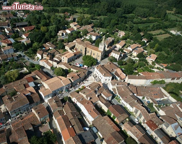 Arcais, regione Poitou-Charentes:
La chiamano la “piccola Venezia verde” questa graziosa cittadina del Marais Poitevin, attraversata da una quarantina di chilometri di canali navigabili. In passato, prima dell’arrivo della ferrovia, i canali erano una grande risorsa commerciale per il trasporto di legna, vino, cereali e fagioli; oggi rappresentano il modo più romantico e suggestivo per godere del borgo a bordo delle piccole imbarcazioni disponibili a noleggio. Dopo una bella navigazione tra le pittoresche case bianche della città, punteggiate di finestre verdi o blu, ci si può spostare fuori dal centro per scoprire un bell’intreccio di sentieri escursionistici da percorrere a piedi o in bicicletta - © www.france2.fr 