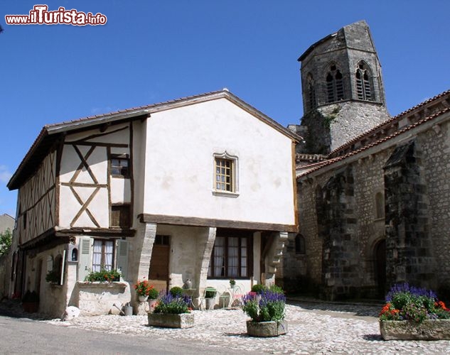 Charroux, regione Alvernia (Auvergne):
Charroux sorprenderà gli amanti della cultura e della buona tavola. Situata a 413 metri s.l.m., la cittadella regala un bel panorama sulla chaîne des Puys – il complesso vulcanico che si estende per oltre 30 km – e la piana della Limagne. In passato fu una fiorente cittadina borghese, di proprietà dei duchi di Borbone, famosa per i commerci, la lavorazione delle pelli e la produzione del vino. Ancora oggi il vino locale è una prelibatezza, e per le vie del centro si incontrano affascinanti botteghe artigiane. Il prodotto culinario per eccellenza è la senape di Charroux: già apprezzata nel Settecento, scomparve quasi del tutto dopo la prima guerra mondiale, ma nel 1992 la ricetta originale è stata rilanciata da una piccola impresa a gestione familiare. L’idea ha avuto successo e pare si tratti di una vera specialità… provare per credere. In foto la
Eglise et maison colombages - © www.france2.fr