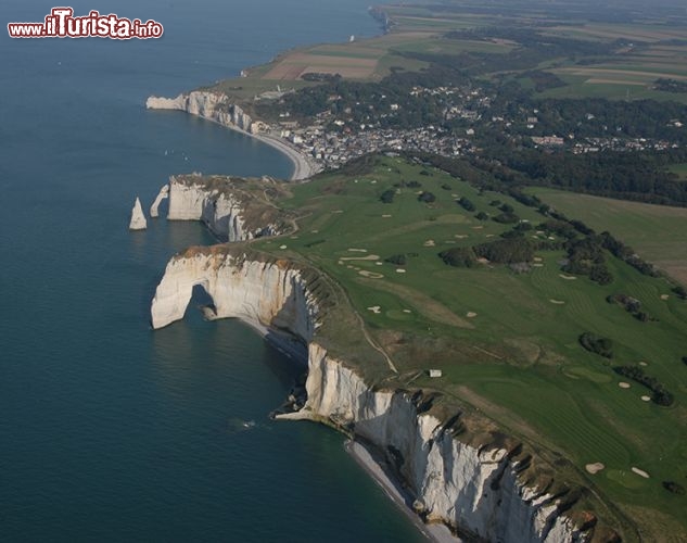 Etretat, regione Alta Normandia:
Le bianche falesie costiere sono la vera meraviglia di Etretat, piccola cittadina immersa in un paesaggio da sogno. L’avevano capito i pittori Gustave Courbet e Claude Monet, che tante volte hanno piazzato in questa zona i loro cavalletti, e lo capiscono ogni anno sempre più visitatori, che a Etretat trovano un buon connubio tra natura e cultura. A destra dell’abitato si innalza la falesia d’Amont, con la sua piccola cappella, e a sinistra c’è la falesia d’Aval, un enorme arco che sovrasta il mare, mentre l’imponente Aiguille – letteralmente “la guglia”, una colonna di roccia alta 71 metri – si trova un po’ più distante, isolata tra le onde - © www.france2.fr 