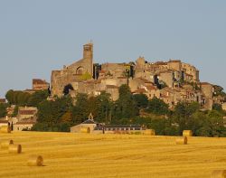 Cordes-Sur-Ciel, regione Midi-Pirenei:
Un villaggio ...