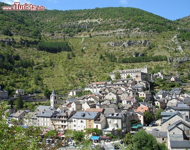 Sainte-Enimie, regione Linguadoca-Rossiglione:
Prima centro di commerci, poi meta di pellegrinaggi, infine apprezzata destinazione turistica. Non c’è da stupirsi, perché il villaggio medievale di Sainte-Enimie è un piccolo gioiello lungo il corso del Tarn, ai piedi di imponenti falesie. L’ideale sarebbe avvicinarsi in canoa, notando i pittoreschi terrazzamenti che sin dal X secolo vengono utilizzati per la coltivazione dell’uva, poi passeggiare per i viottoli del centro e apprezzare le piazzette, le scalinate di pietra e i punti panoramici, ma anche qualche edificio dichiarato Monumento Storico, come la chiesa di Notre-Dame-du-Gourg. Ai piedi del villaggio c’è la fonte di Burle, ritenuta miracolosa sin dal VI secolo: secondo la leggenda avrebbe guarito dalla lebbra la principessa Enimie, sorella del re Dagoberto. Ecco perché Enimie decise di restare nel villaggio e di fondarvi il monastero di cui divenne badessa - © www.france2.fr 