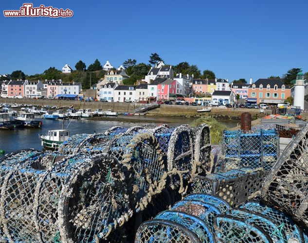Sauzon, regione Bretagna:
Colori pastello e profumo di salsedine dominano Sauzon, piccolo porto di pescatori sull’isola di Belle-Ile, a 45 minuti di battello dalla penisola di Quiberon. A partire dalla metà dell’Ottocento sorsero qui alcune industrie di pesce in scatola, e ancora oggi non mancano i lupi di mare che riforniscono i ristoranti del molo di crostacei e frutti di mare freschissimi. Al di là dell’incantevole borgo e delle sue stradine curate, a misura di bambola, tutt’intorno al centro troverete sentieri da esplorare a piedi o in bicicletta e splendidi paesaggi, come quelli della spiaggia di Donnant,della riserva ornitologica o del faro di Poulains sulla penisola di Pointe des Poulains. Da vedere i due menhir soprannominati Jean e Jeanne, ricavati da grandi blocchi di pietra locale, che secondo la leggenda sarebbero due innamorati trasformati in roccia da un incantesimo - © F. Sabatier / www.france2.fr