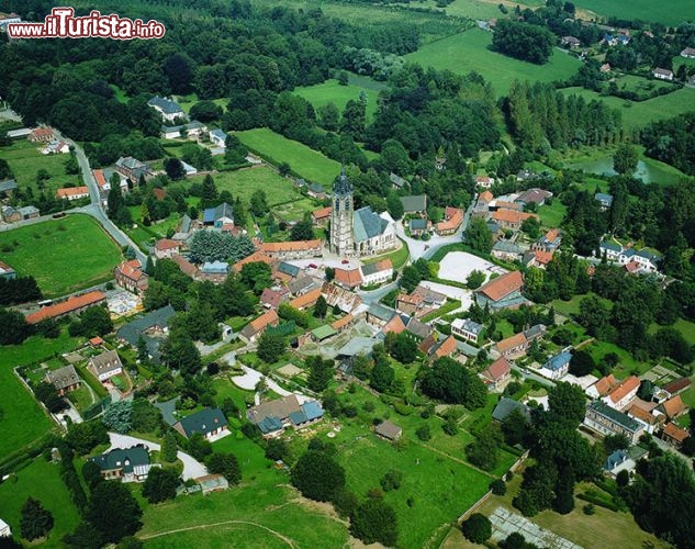 Sebourg, regione Nord-Passo di Calais:
Un piccolo villaggio che ha alle spalle una storia incredibilmente ricca, dominata dalla figura di Saint-Duron, patrono dei pastori, che amando la solitudine e la natura si stabilì a Sebourg e vi condusse un’umile vita da contadino. Non fu certo l’unico, infatti Sebourg si fonda su una lunga tradizione agricola, benché non manchino le testimonianze storico-artistiche degne di nota: da vedere l’antico castello, le chiese e il mulino per la macinatura della farina, tuttora funzionante. La chiesa più interessante è quella di Saint-Martin, alta 73 metri, che custodisce le reliquie dell’amato santo ed è sempre stata meta di numerosi pellegrini - © www.france2.fr