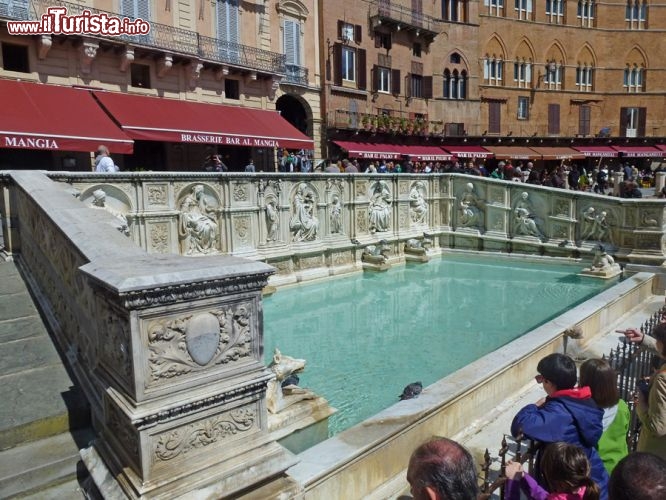 Immagine Fonte Gaia la fontana su Piazza del Campo. Inaugurata nel 1386 fu la prima fonte d'acqua pubblica di Siena