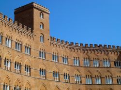 Facciata del Palazzo Sansedoni su Piazza del Campo