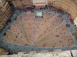 La particolare forma a conchiglia di Piazza del Campo, vista dalla cima della Torre del Mangia. Nella foto è possibile notare la divisione in 9 settori della piazza, la cui una circonferenza ...