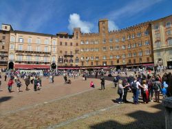 I palazzi che si affacciano su Piazza del Campo, nella foto la Loggia della Mercanzia e Palazzo Sansedoni