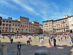 Alcuni edifici affacciati sulla Piazza del Campo. Alla destra della scalinata d'ingresso: Case De Metz e uno scorcio della Loggia della Mercanzia. Alla sinistra la ripida via di Costarella ...