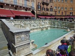 Fonte Gaia la fontana su Piazza del Campo. Inaugurata nel 1386 fu la prima fonte d'acqua pubblica di Siena