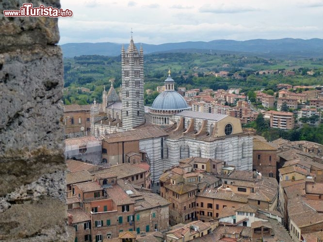 Immagine Cattedrale e Battistero di Siena in una panoramica dalla Torre del Mangia