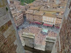 Piazza del Campo veduta panoramica Torre del Mangia, in alto a sinistra la ripida via Costarella dei Barbieri che si trova sul luogo dell'antica Porta Salaria