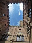 La Torre del Mangia fa capolino dall'Entrone il famoso Cortile del Podestà dove i cavalli che corrono il Palio sostano prima di entrare sul tufo