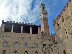 La Torre del Mangia vista da Piazza del Mercato a Siena