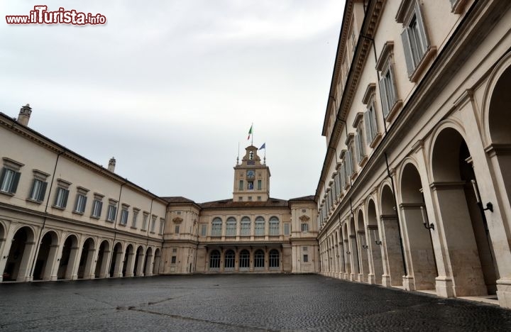 Immagine Coorte interna dell'ex Palazzo Estivo Papale a Roma - Il cortile d'onore è uno dei capolavori architettonici della capitale. Lo si incontra subito dopo aver varcato il portone d'ingresso, e da qui si accede al grande Palazzo che vanta ben 1200 stanze in totale