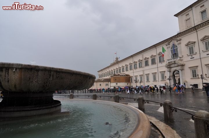 Immagine Fontana dei Dioscuri in piazza - Dedicata a Castore e Polluce, questa fonte è stata costruita utilizzando il gruppo marmoreo che si trovava presso le Terme di Costantino. Chiamata anche come la Fontana di Monte Cavallo, ad essa fu aggiunto un grande obelisco, anch'esso del periodo romano, che in precedenza apparteneva al Mausoleo di Augusto