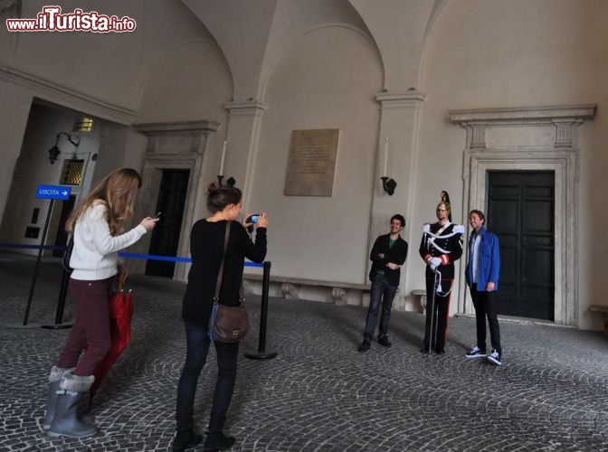 Immagine Foto rituale al Corazziere - Anche se espressamente vietato dal protocollo, sono molti i turisti che si fermano a fotografare le guardie presidenziali, che impassibili chiudono un occhio al "disturbo" dei visitatori