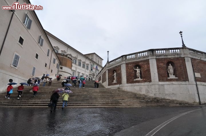 Immagine La salita alla Piazza - Una scalinata si collega dalla Salita di Montecavallo (dove si trovano le Scuderie) fino alla Piazza del Quirinale