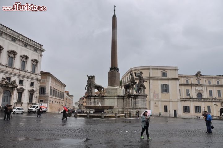 Immagine Nella piazza troneggia la Fontana dei Dioscuri - Sulla sinistra si intravede il Palazzo della Consulta, dove risiede la Corte Costituzionale della Repubblica Italiana